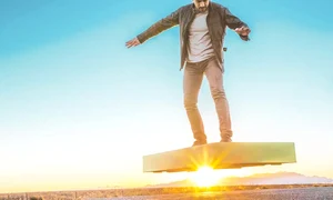 Trei români şi au văzut visul cu ochii: au creat maşinăria  de 19 900 $ care pluteşte la 30 de centimetri înălţime jpeg