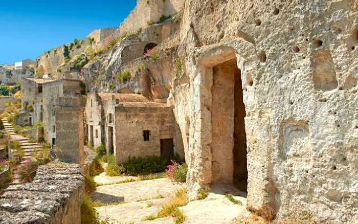 Zona care impresionează prin labirinturi şi scări de piatră, peşteri şi 
biserici din epoca de piatră, atrage vizitatori din toate colţurile 
lumii.  FOTOGRAFII dailymail.co.uk/Alamy