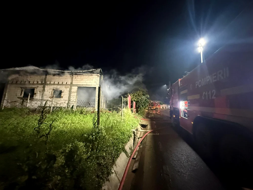 Casă distrusă de trăsnet FOTO: ISU Galați