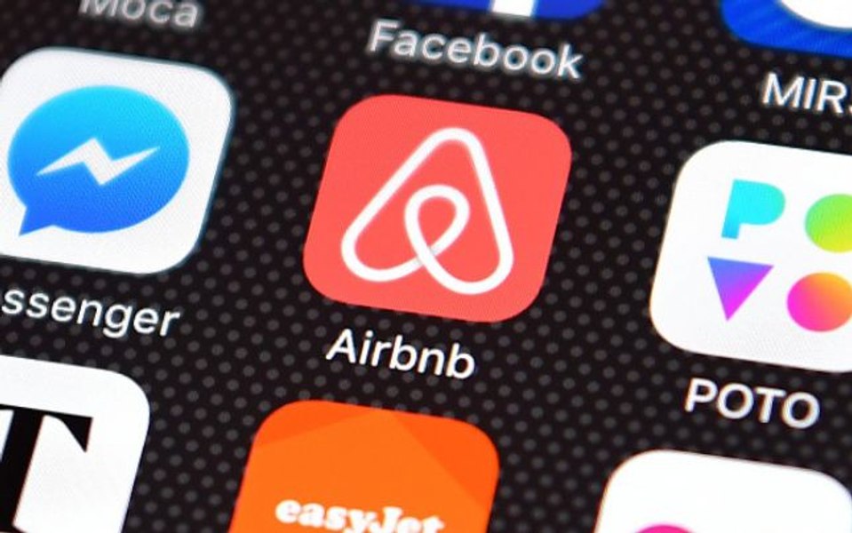 Proprietarul care a ajuns să locuiască într-o dubă: Chiriașul i-a pus casa pe Airbnb