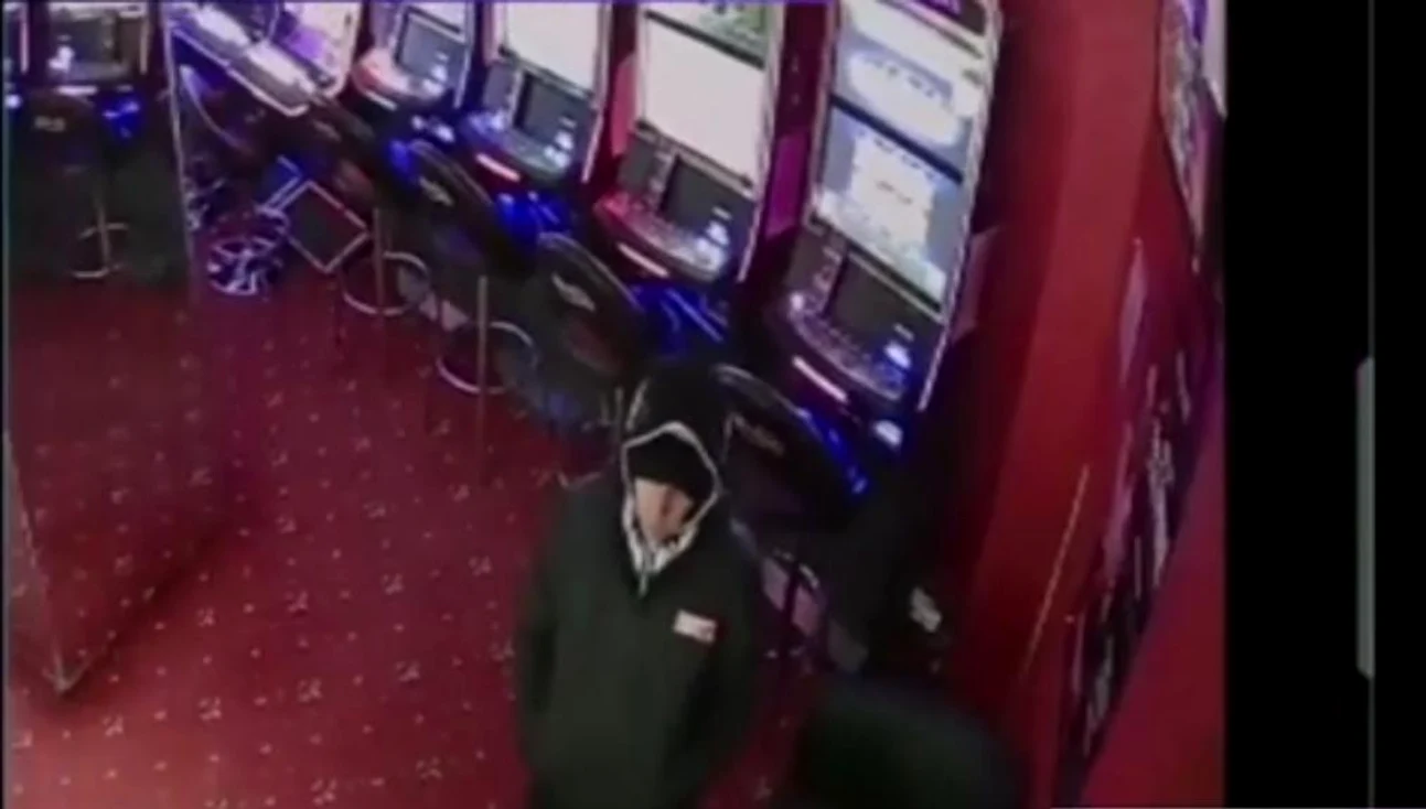 Femeia a pierdut la păcănele suma de 7.000 de lei Foto: Captură Video