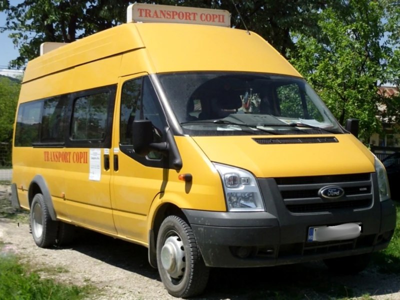 „Băutură, muzică și dans”. Cum a ajuns un microbuz școlar să transporte petrecăreții la o cununie, cu acordul primarului