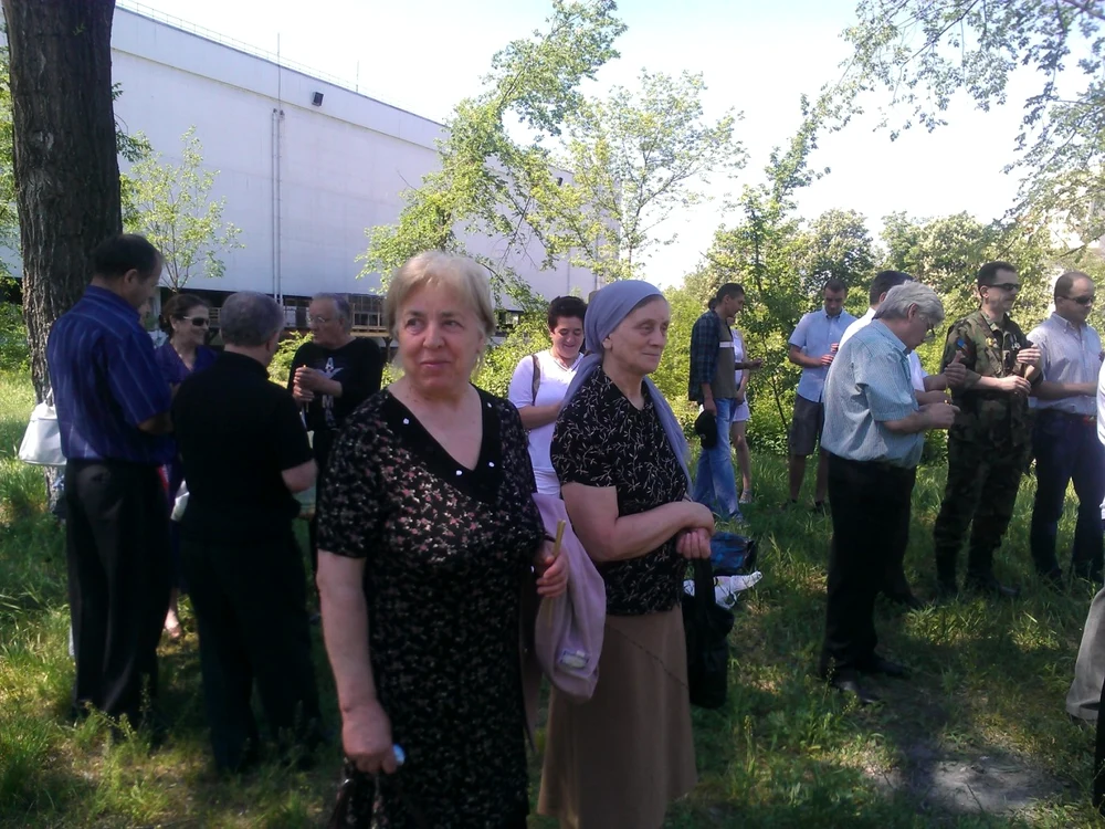 Oamenii le-au comemorat pe victimele înmormântate în Cimitirul Eroilor