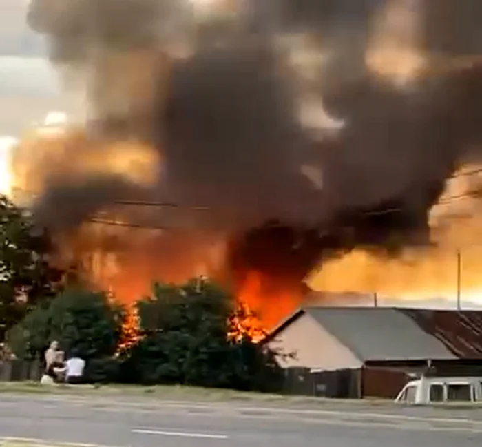 Incendiu puternic la o casă din Ghimbav, județul Brașov. 25 de persoane s-au autoevacuat din locuințele aflate în pericol