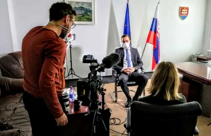 Echipa BBC filmând un interviu cu ministrul sănătăţii din Slovacia despre pandemie