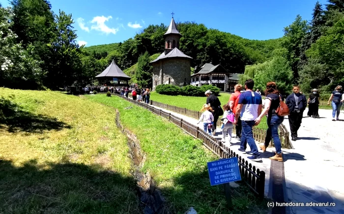 manastirea prislop de rusalii foto daniel guta adevarul