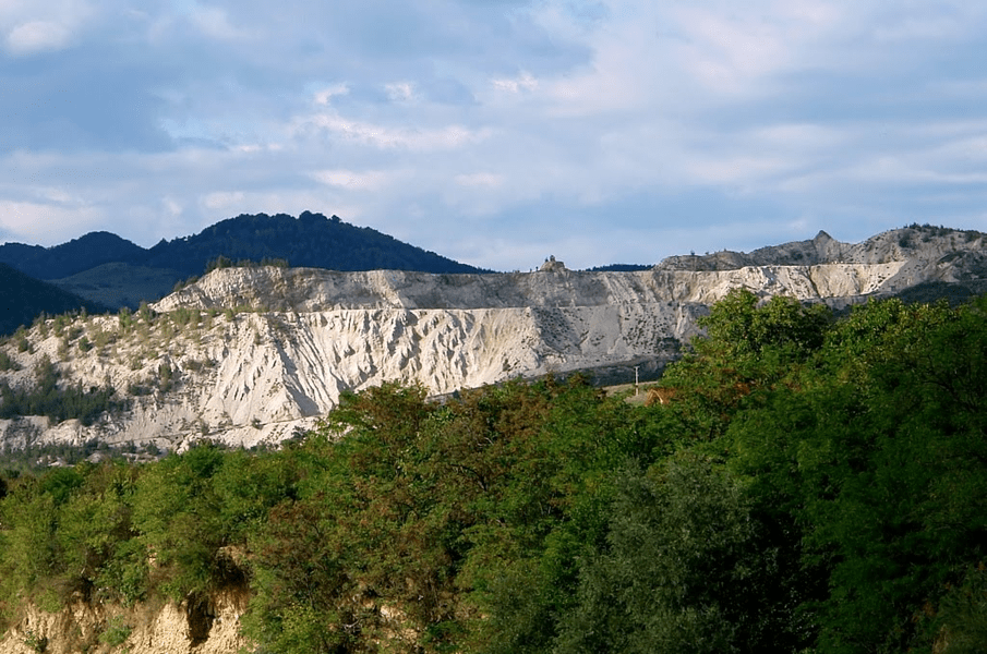 Roca din care se face dinamita, extrasă din Munții Buzăului. Fosta carieră e acum zonă turistică VIDEO