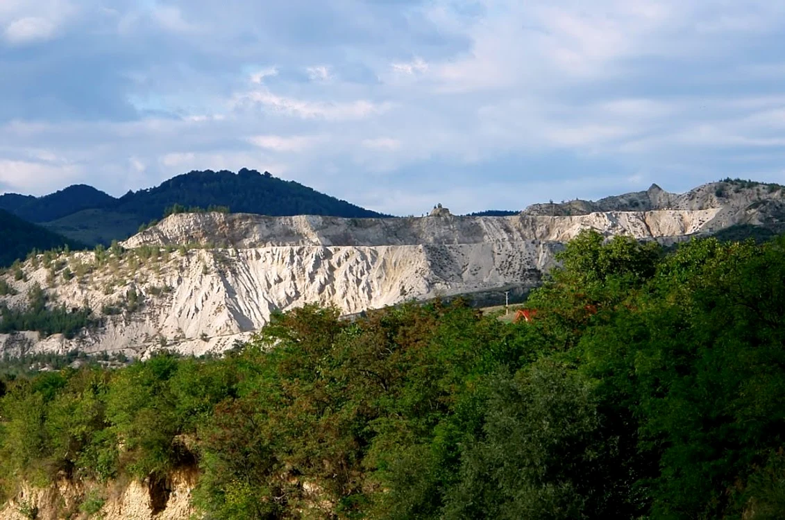 Cariera este vizibilă din Pătârlagele. SURSA Arhivă