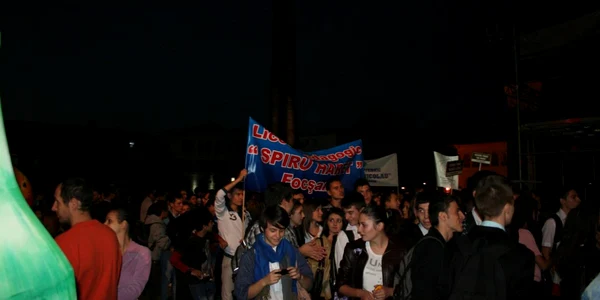 Elevii au fost aduşi în Piaţa Unirii