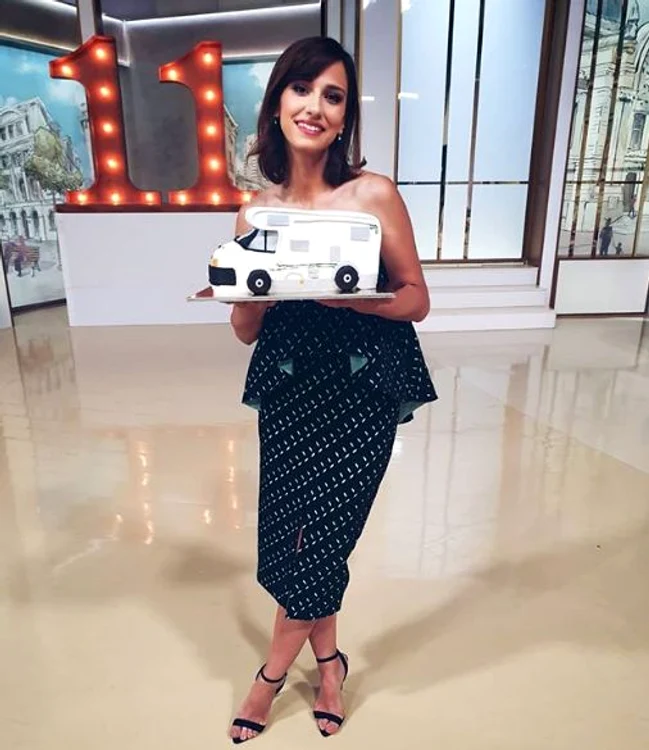 Dana Rogoz a primit un tort în formă de rulotă