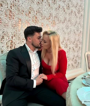 Simona Trașcă se iubește cu cântărețul Marian Buzilă foto: Facebook 