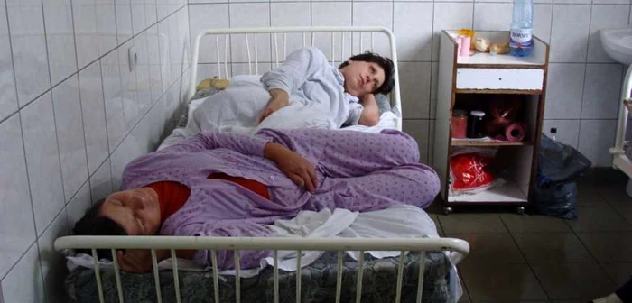 Pacienţii au fost internaţi şi câte doi în pat