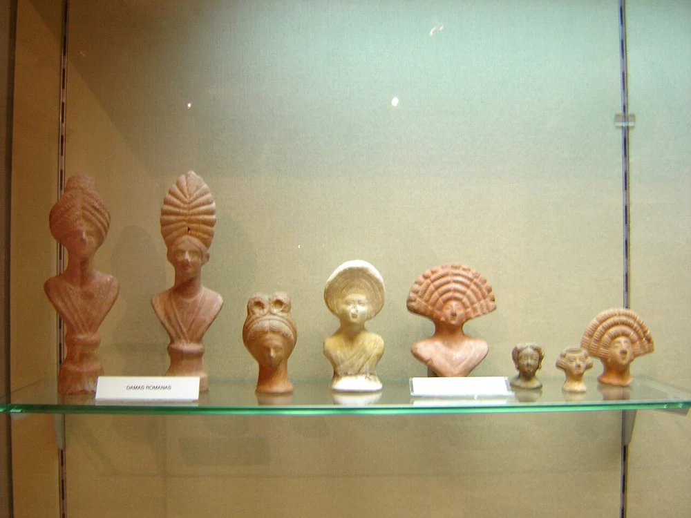 Figurine romane din teracotă care înfățișează coafuri feminine (© Wikimedia Commons)