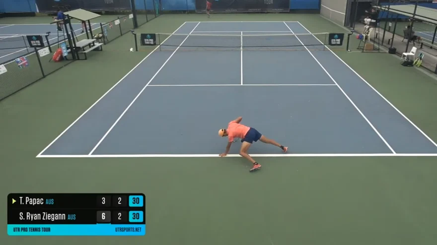 Momente bizare pe terenul de tenis: un jucător și-a pierdut complet echilibrul după serviciu