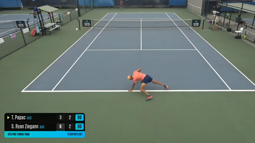 Momente bizare pe terenul de tenis: un jucător și-a pierdut complet echilibrul după serviciu