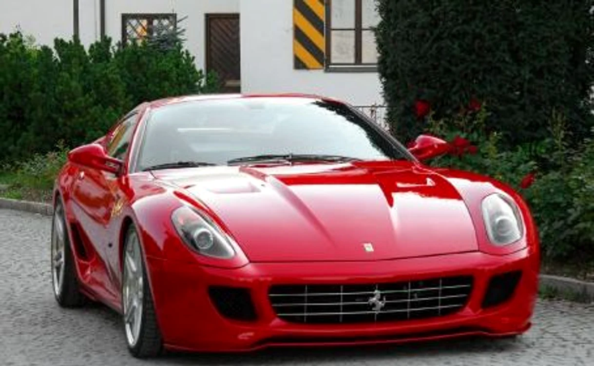 
    Forza Rossa se află în topul primilor zece distribuitori de Ferrari din lume  