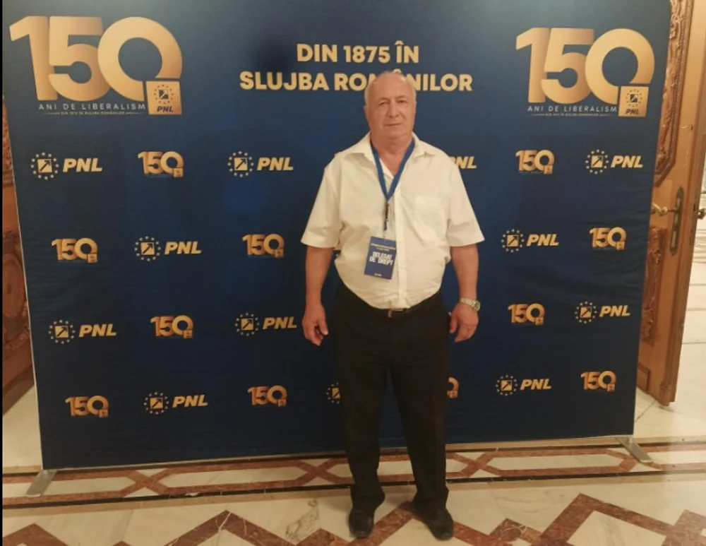 Momentul în care un consilier PNL persiflează jurământul: a înlocuit textul original cu refrenul „la, la, la”