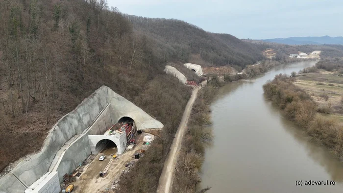 Tunelurile de pe Valea Mureșului. Foto: Daniel Guță. ADEVĂRUL