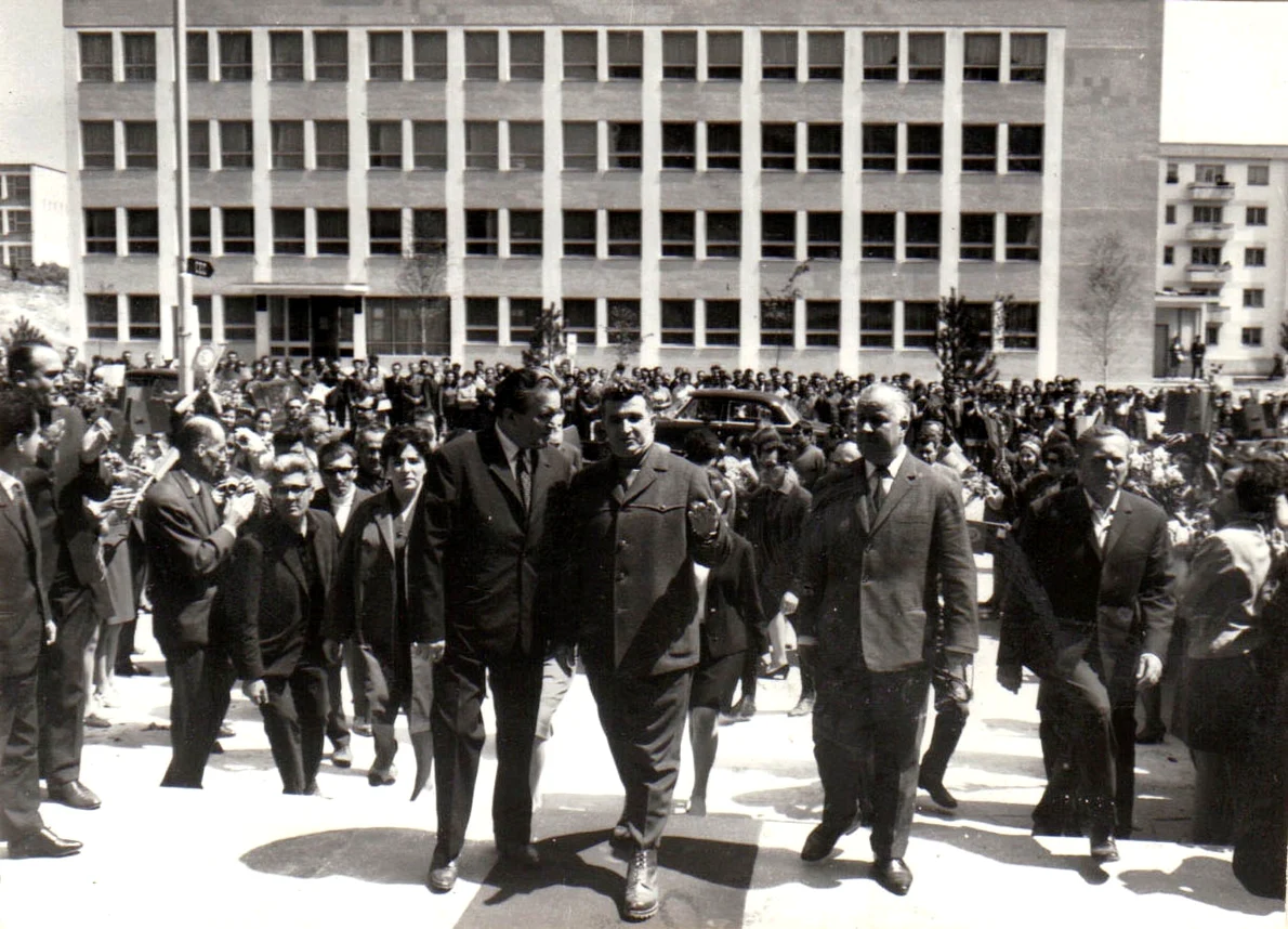 Nicolae Ceauşescu în vizită la Fabrica de confecţii Bucureşti (© „Fototeca online a comunismului românesc”, cota: 59/1970)