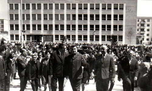 Nicolae Ceauşescu în vizită la Fabrica de confecţii Bucureşti (© „Fototeca online a comunismului românesc”, cota: 59/1970)