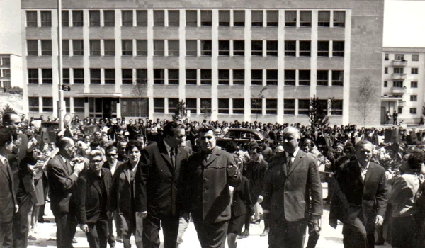 Nicolae Ceauşescu în vizită la Fabrica de confecţii Bucureşti (© „Fototeca online a comunismului românesc”, cota: 59/1970)