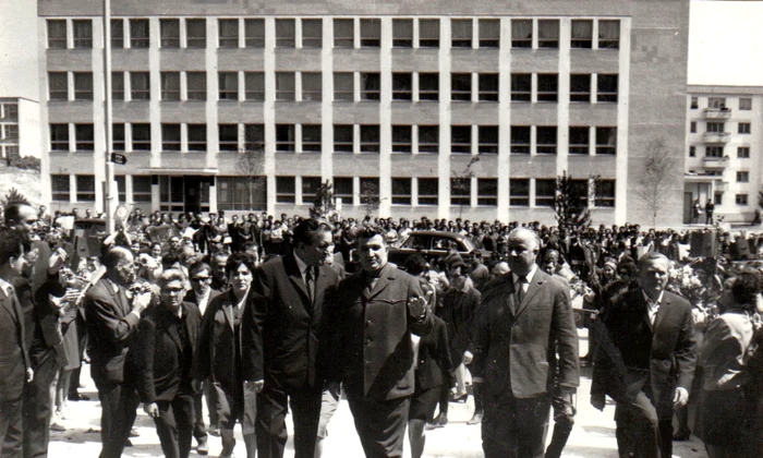 Nicolae Ceauşescu în vizită la Fabrica de confecţii Bucureşti (© „Fototeca online a comunismului românesc”, cota: 59/1970)