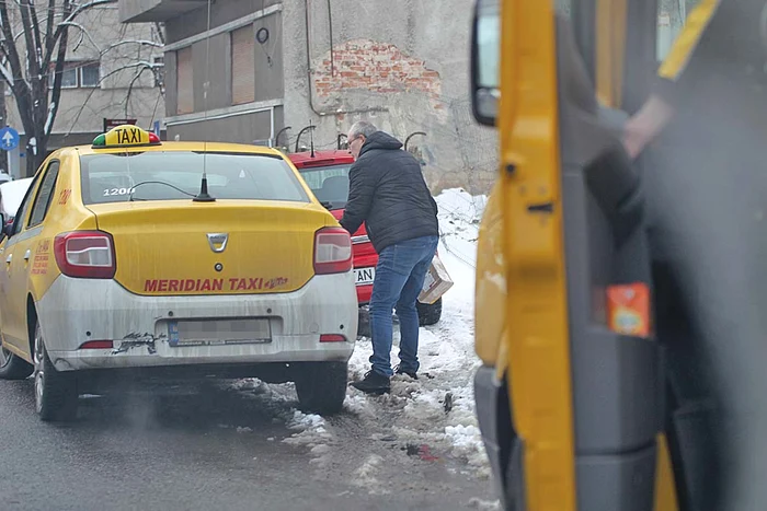 
    Prezentatorul a luat un  taxi până în faţa unei case, unde îl aştepta curierul pentru a-i livra un colet, cu plata ramburs. Apoi a intrat în clădire  