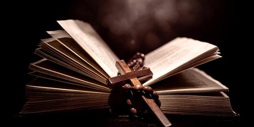 biblie cu cruce FOTO shutterstock 2151792777 jpg