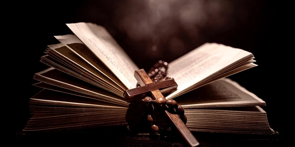 biblie cu cruce FOTO shutterstock 2151792777 jpg