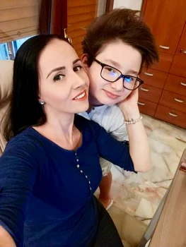 Magda Ciumac, alături de băiatul ei când era mai micuț. Sursă: Facebook