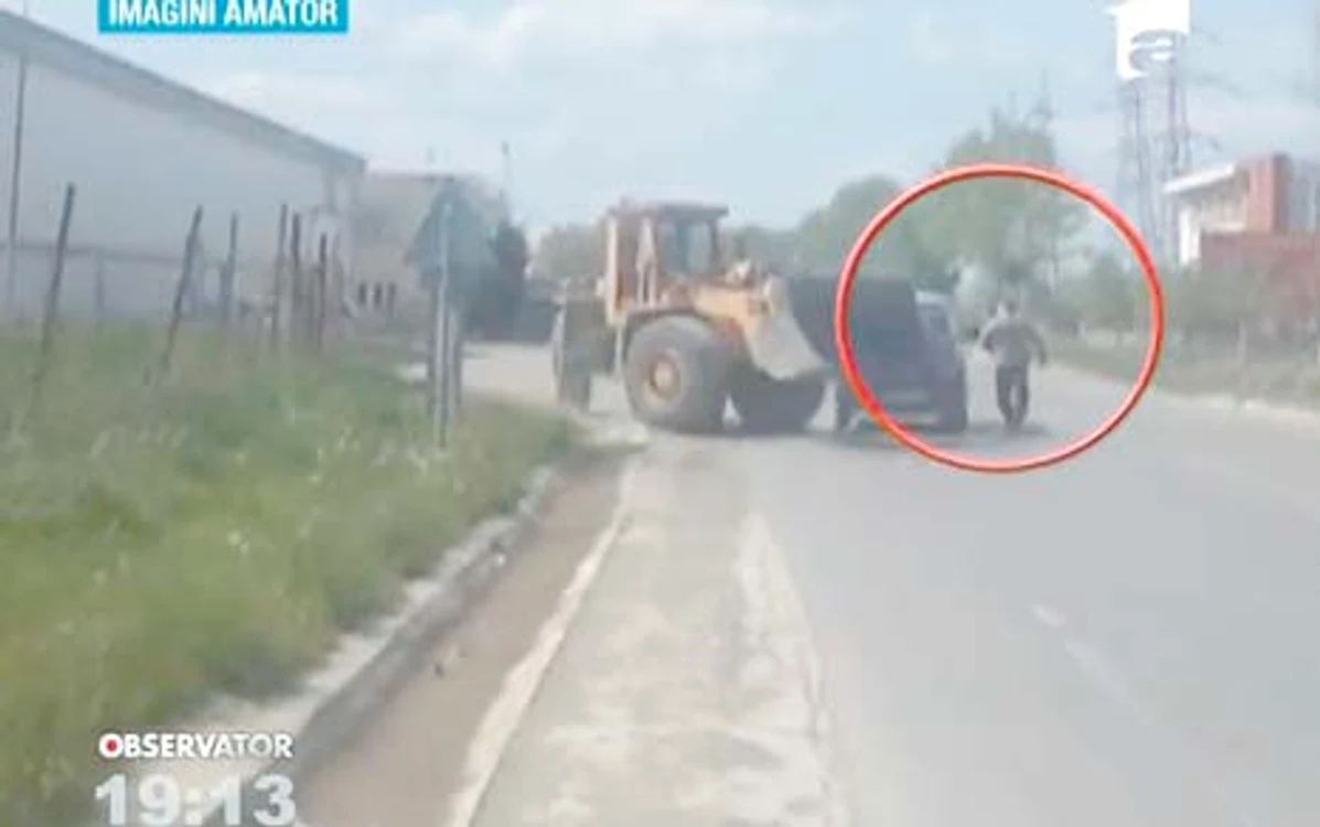 Fostul soţ a fugit cât l-au ţinut picioarele din calea tractorului