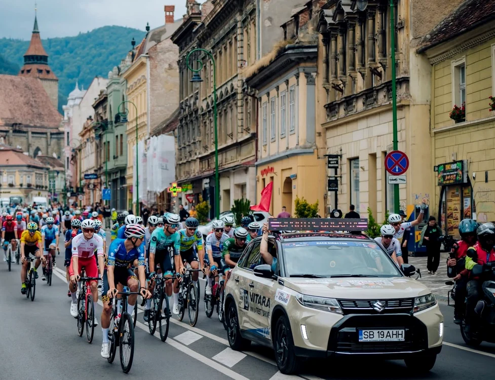 Caravana a străbătut străzile Brașovului în prima parte a etapei cu numărul 4