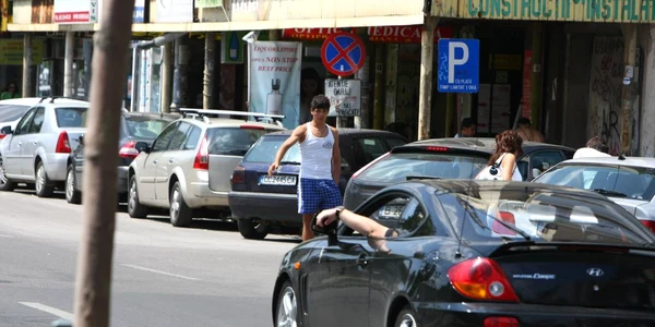 Parcagii ilegali din Bucureşti câştigă cel puţin 3.000 de lei pe lună