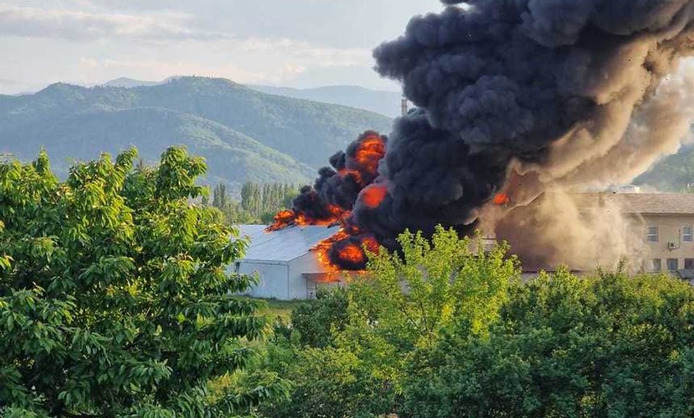 Incendiu de proporții la un cort de evenimente din Bacău. Flăcările și fumul au fost vizibile de la câțiva kilometri