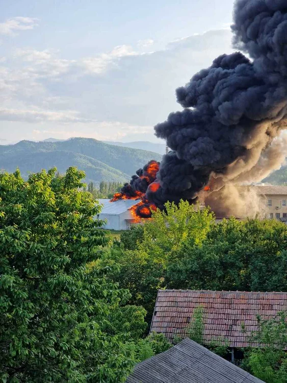 Incendiul a provocat o degajare mare de fum FOTO ISU Bacău