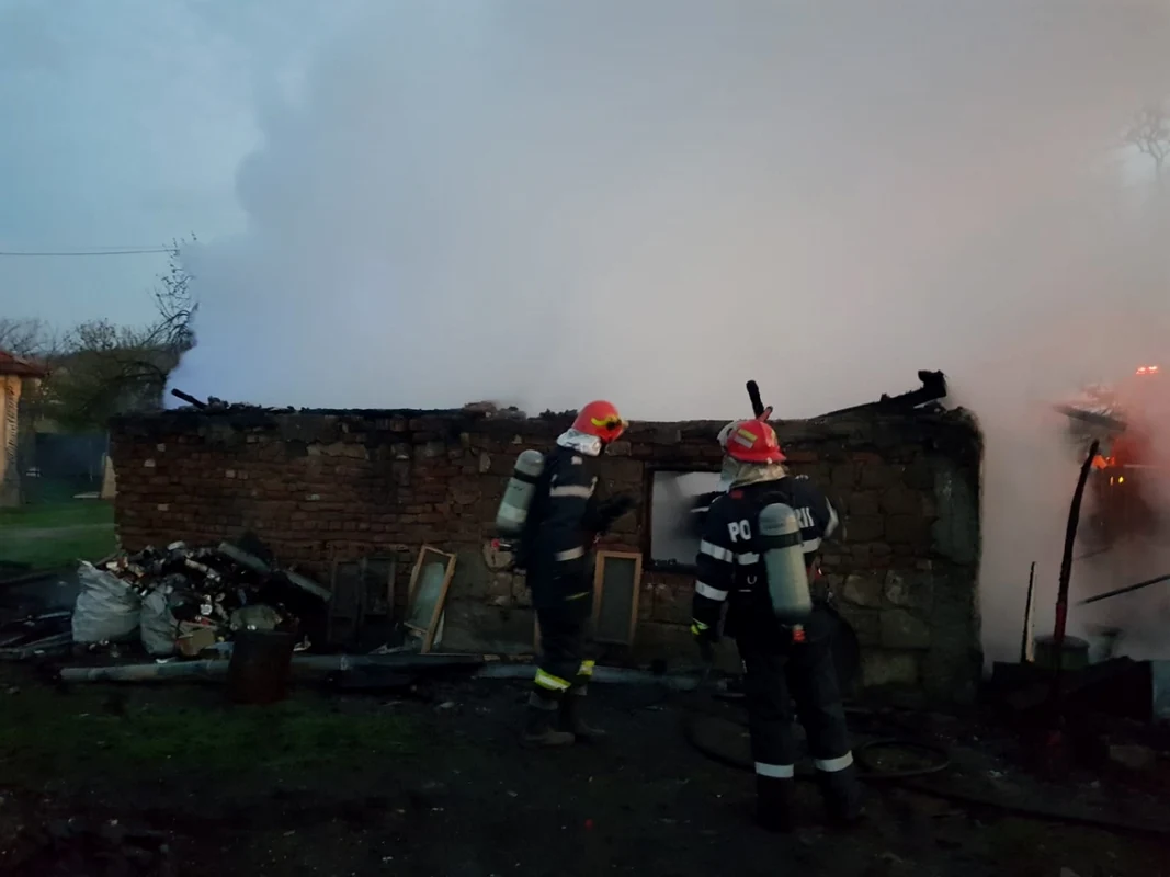 O casă din Prundeni - Vâlcea a luat foc iar proprietarul a murit carbonizat Foto ISU Vâlcea
