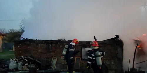 O casă din Prundeni - Vâlcea a luat foc iar proprietarul a murit carbonizat Foto ISU Vâlcea