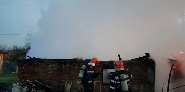 O casă din Prundeni - Vâlcea a luat foc iar proprietarul a murit carbonizat Foto ISU Vâlcea