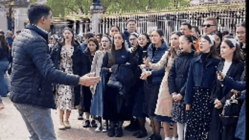 Penticostalii din România cântă moartea regelui Charles, la poarta palatului Buckingham. „Timpul aproape-i trecut, cu viața ta ce-ai făcut?”
