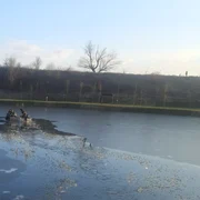 Operațiune de salvare a doi copii căzuți într un lac înghețat dintr un parc din Râmnicu Vâlcea Foto ISU Vâlcea jpeg