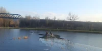 Operațiune de salvare a doi copii căzuți într un lac înghețat dintr un parc din Râmnicu Vâlcea Foto ISU Vâlcea jpeg