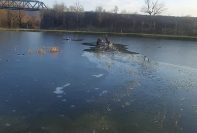Operațiune de salvare a doi copii căzuți într un lac înghețat dintr un parc din Râmnicu Vâlcea Foto ISU Vâlcea jpeg