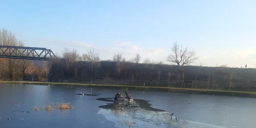 Operațiune de salvare a doi copii căzuți într un lac înghețat dintr un parc din Râmnicu Vâlcea Foto ISU Vâlcea jpeg