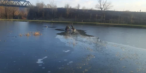 Operațiune de salvare a doi copii căzuți într un lac înghețat dintr un parc din Râmnicu Vâlcea Foto ISU Vâlcea jpeg
