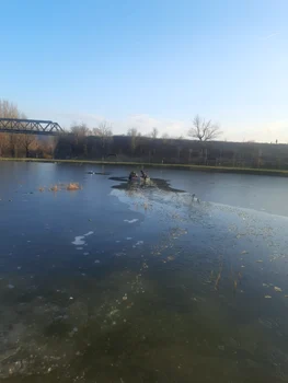 Operațiune de salvare a doi copii căzuți într un lac înghețat dintr un parc din Râmnicu Vâlcea Foto ISU Vâlcea jpeg