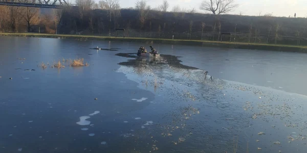 Operațiune de salvare a doi copii căzuți într un lac înghețat dintr un parc din Râmnicu Vâlcea Foto ISU Vâlcea jpeg