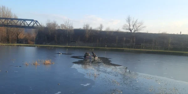 Operațiune de salvare a doi copii căzuți într un lac înghețat dintr un parc din Râmnicu Vâlcea Foto ISU Vâlcea jpeg
