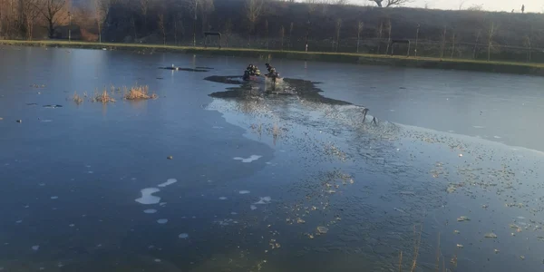 Operațiune de salvare a doi copii căzuți într un lac înghețat dintr un parc din Râmnicu Vâlcea Foto ISU Vâlcea jpeg