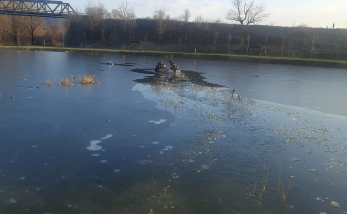 În ultimii ani au fost mai multe intervenții pentru salvarea unor copii căzuți în lacuri FOTO ISU VL
