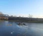 Operațiune de salvare a doi copii căzuți într un lac înghețat dintr un parc din Râmnicu Vâlcea Foto ISU Vâlcea jpeg